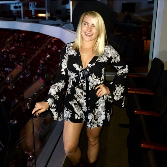 Floral tie up romper - Picture 4 of 4